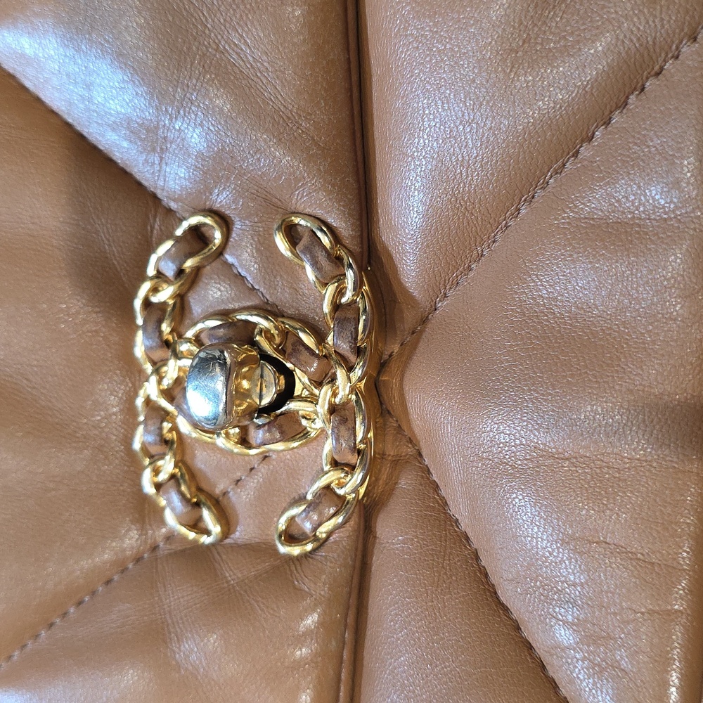 CHANEL 19 Medium Tan Quilted Leather Bag - Picture 4 of 11